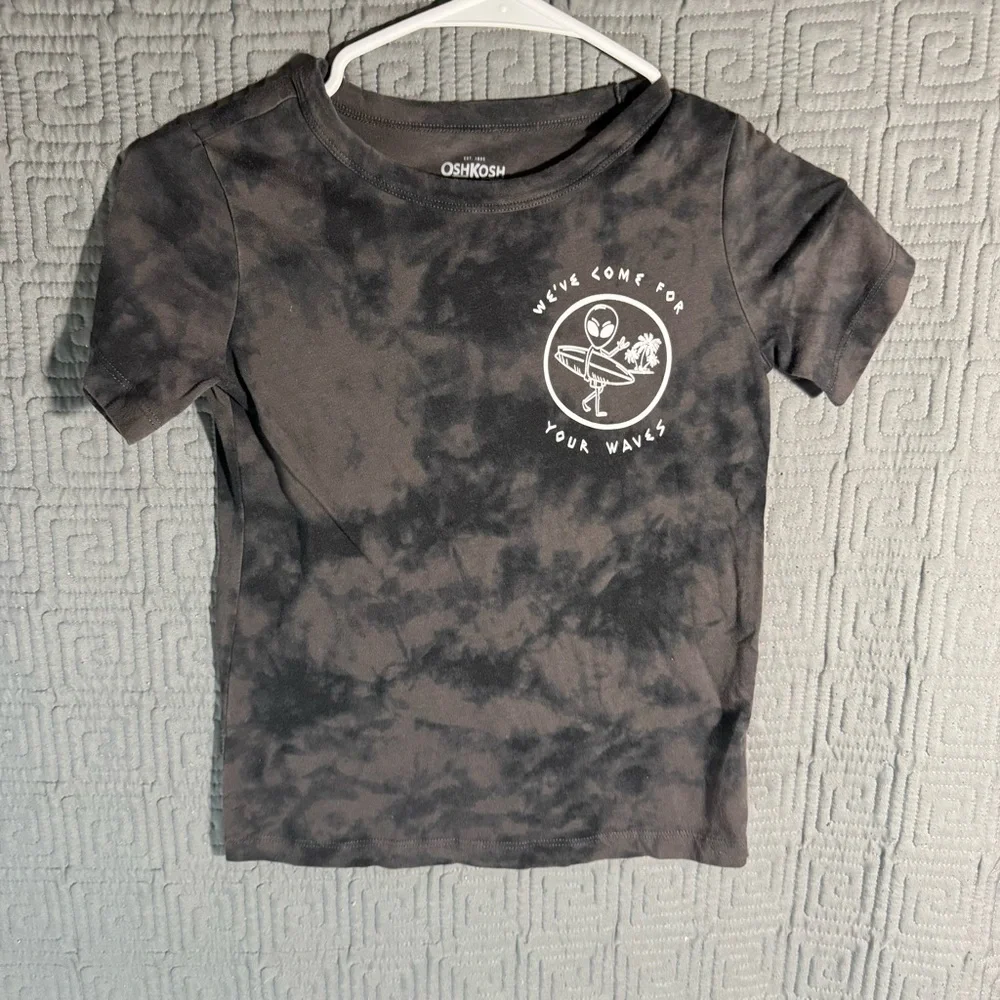 Osh Kosh Originals Boys T-Shirt Size 7 Surfing Alien Black Short Sleeve